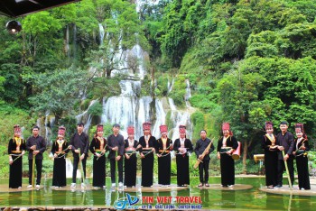 Bản Giao Hưởng Của Nước Và Ánh Sáng: Khám Phá Thác Dải Yếm & Công Nghệ Cầu Kính 5D Tại Mộc Châu