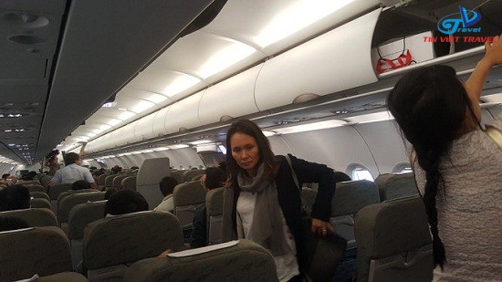 Một số hành khách lo lắng và mệt nên rời máy bay khi máy bay này đáp xuống sân bay Tân Sơn Nhất - Ảnh: Triều Châu