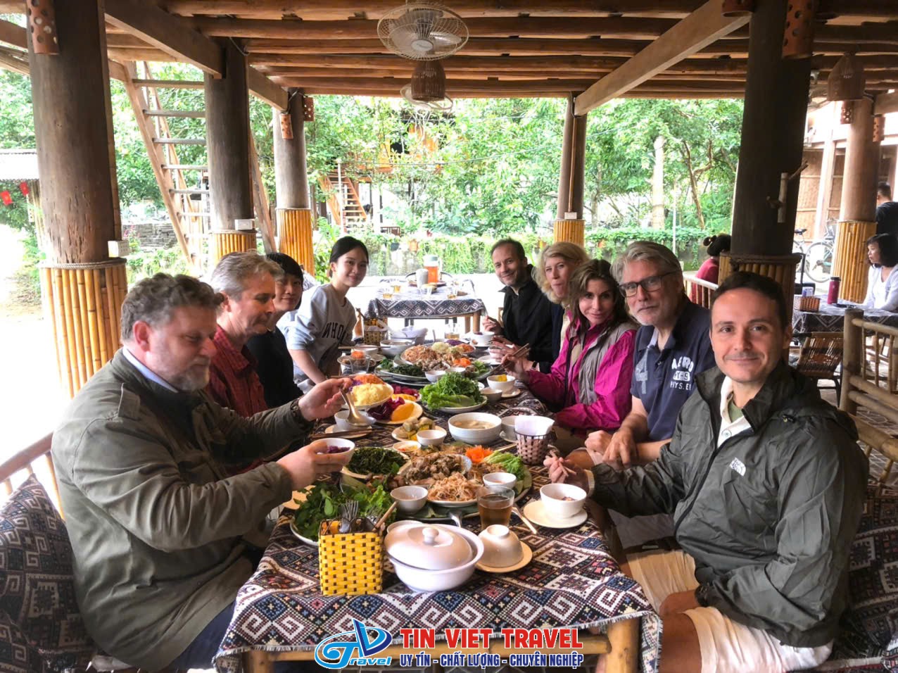 trải nghiệm ẩm thực mai châu cùng du khách quốc tế