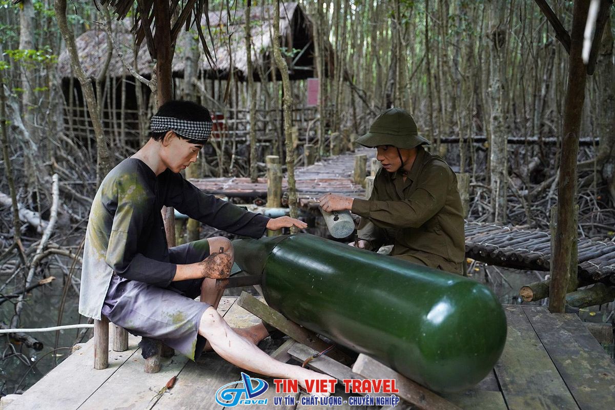 Tượng mô phỏng kích thước thật tái hiện cuộc sống chiến đấu gian khổ của Trung đoàn 10 Đặc công Rừng Sác