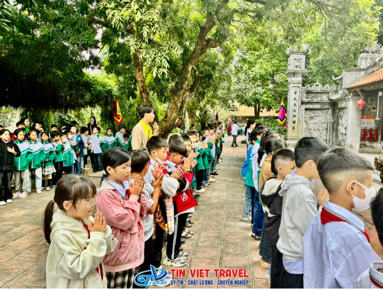 Dâng hương Đền thờ Hai Bà Trưng