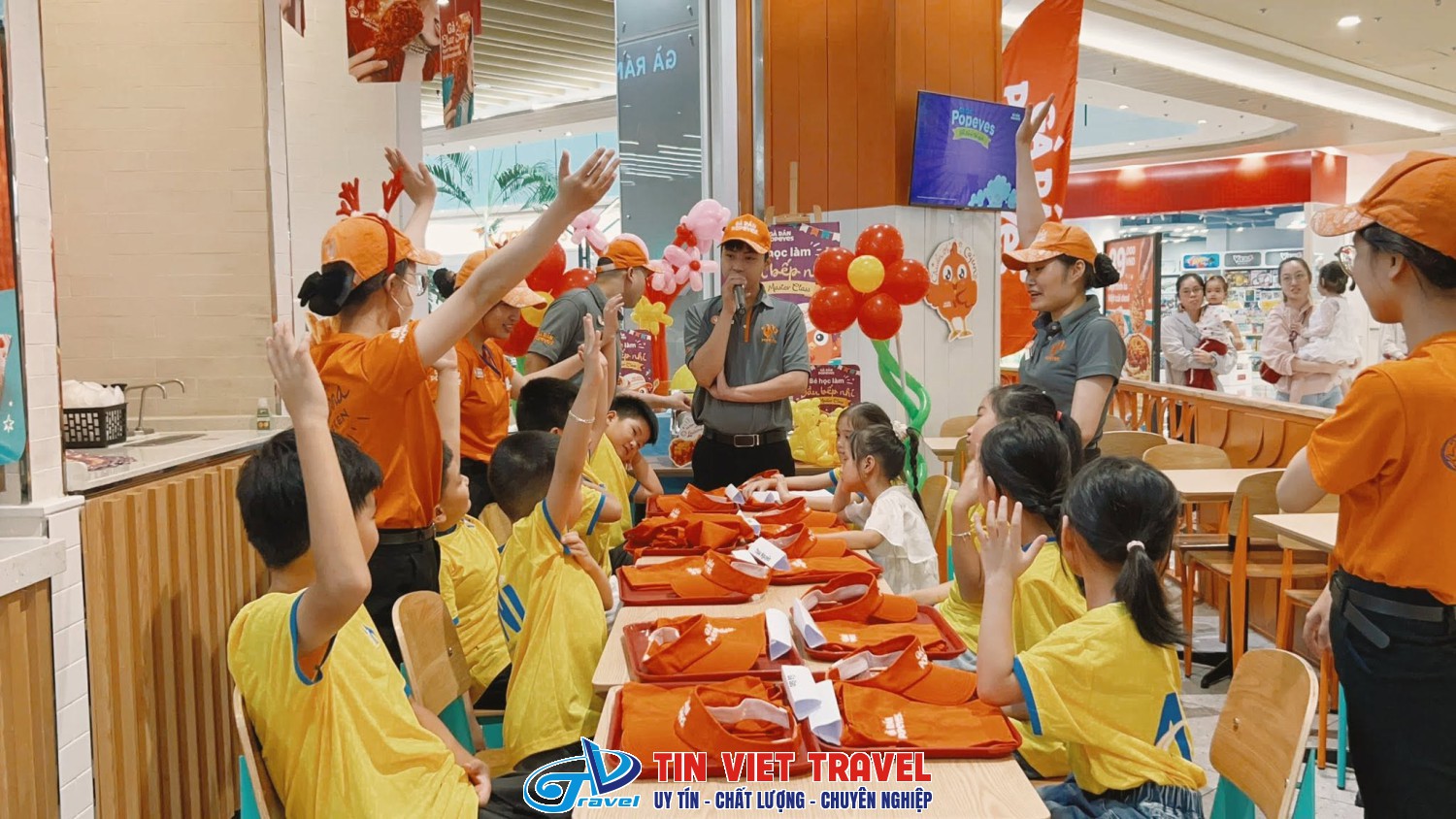 Các bé được phát đồng phục và bao tay trước khi làm bánh tại Tour Popeyes