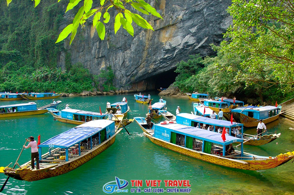 đi thuyền vào cửa Động Phong Nha