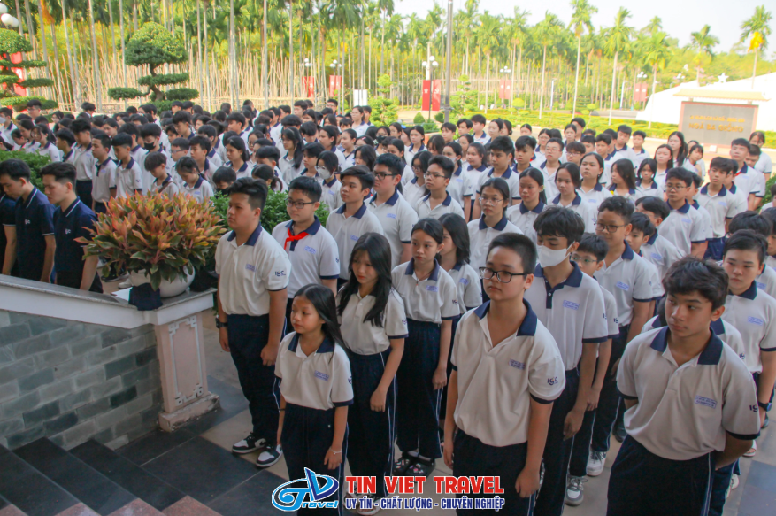 học sinh dâng hương đền bến dược